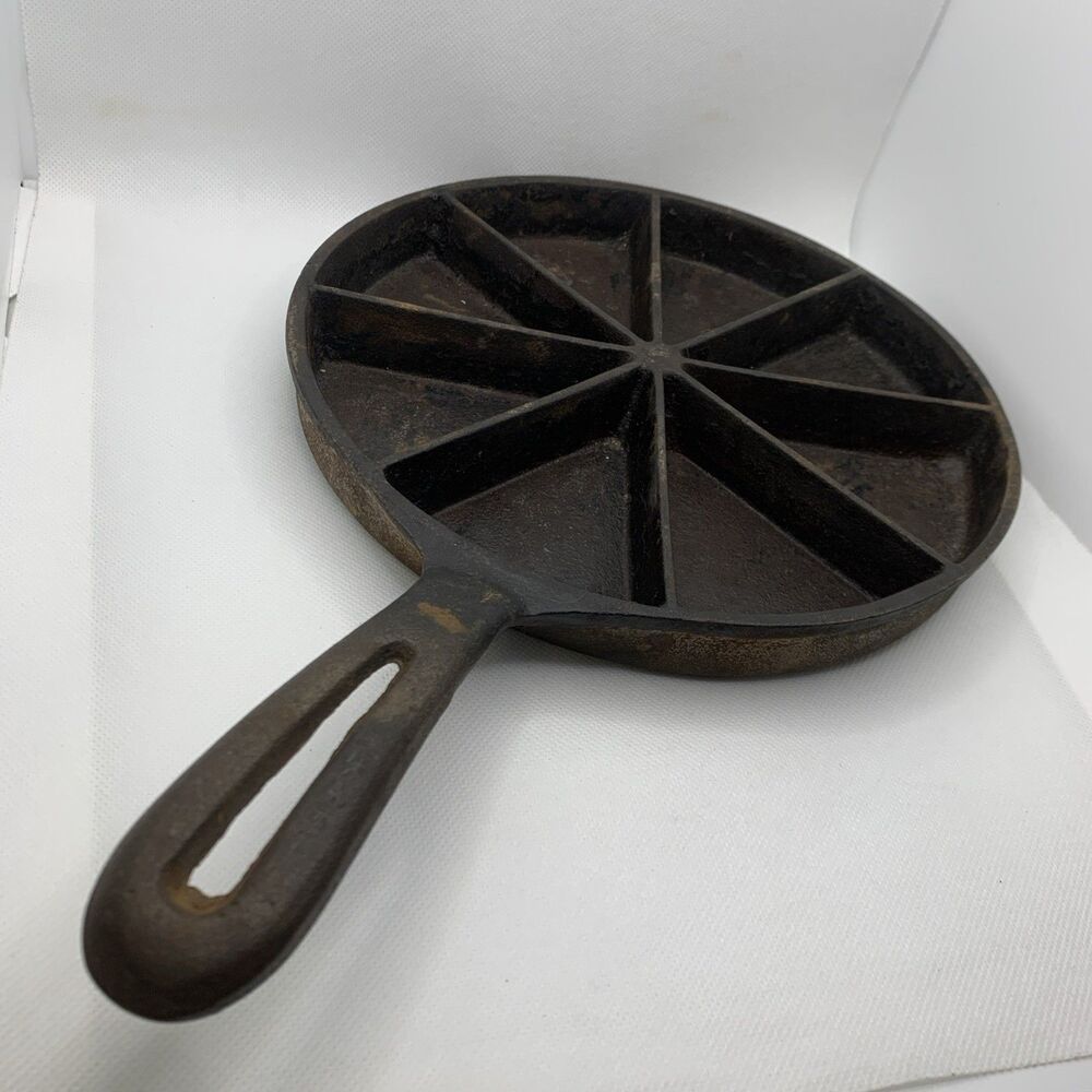 VINTAGE 9" CAST IRON CORN BREAD SKILLET WITH 8 SECTIONS/SLICES